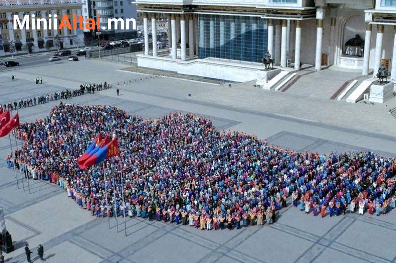 Сүхбаатарын талбайд 3333 сурагч МУ-ын газрын зурагт хэлбэрээр жагсаж Д.Пүрэвдоржийн "ТУСГААР ТОГТНОЛ" шүлгийг уншиж байна.