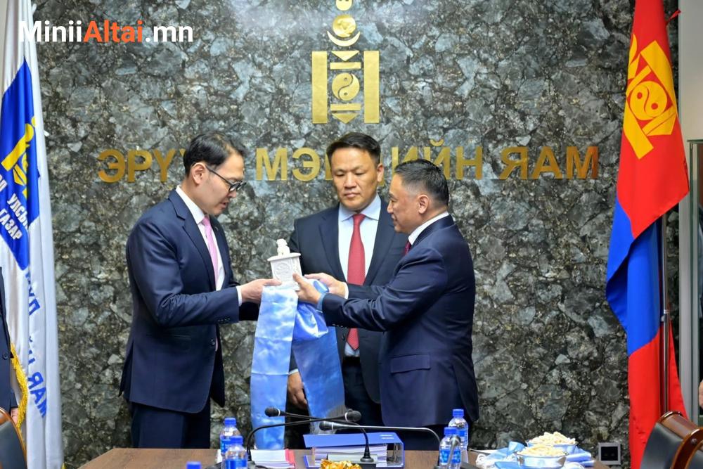 ЭРҮҮЛ МЭНДИЙН САЙД Ж.ЧИНБҮРЭН АЖЛАА ХҮЛЭЭЛГЭН ӨГЛӨӨ