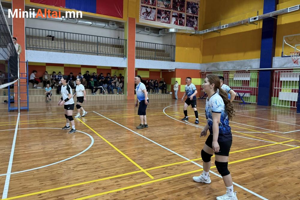 Төгрөг сумын сургуулийн анхны 10 дугаар ангийн анги удирдсан багш, Говь-Алтай аймгийн Засаг дарга Гомбосүрэнгийн Чинбат ивээл дор зохион байгуулагдаж буй "СПОРТООР НЭГДЭЖ,ДУРСАМЖАА СЭРГЭЭЕ-2026" Үе үеийн төгсөгчдийн шилжин явах цомын тэмцээн.