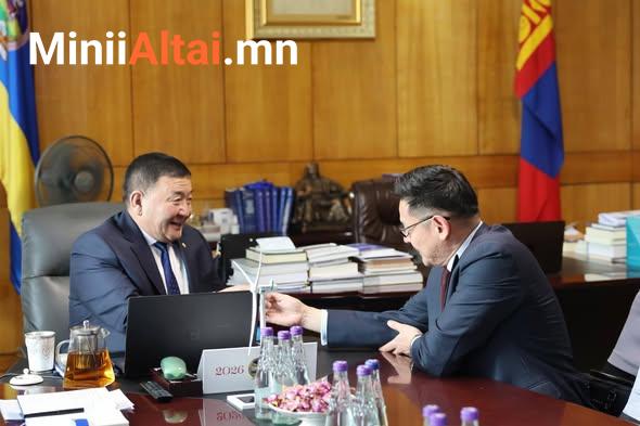 АЙМГИЙН ЗАСАГ ДАРГА ГОМБОСҮРЭНГИЙН ЧИНБАТ МОНГОЛ УЛСЫН ЗГХЭГ-ЫН ДЭД ДАРГА БОЛОН АЖЛЫН ХЭСГИЙНХНИЙГ ХҮЛЭЭН АВЧ УУЛЗЛАА.
